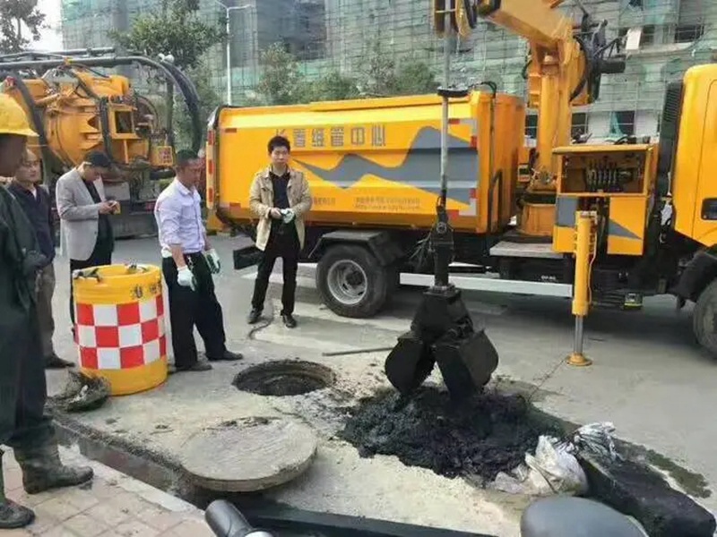 园林办事处街道：网格员化身“清道夫”，为民解忧疏通“堵心”化粪池