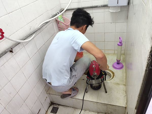园林办事处肥皂掉到马桶里把马桶堵住了怎么办？马桶堵住了怎么办