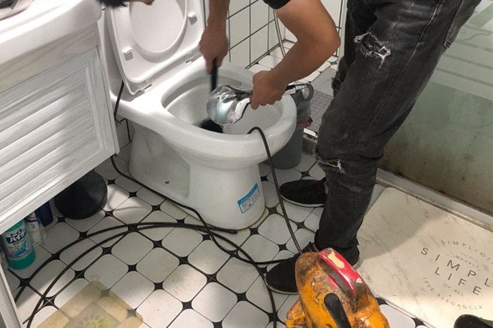 园林办事处马桶堵塞自己疏通还是找师傅?专业上门服务让你省时更省心