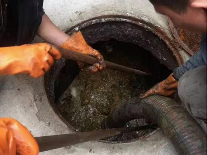 园林办事处清理化粪池时如何避免沼气的危害?